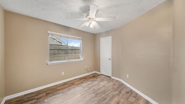 Building Photo - 2012 Sandy Knoll Dr
