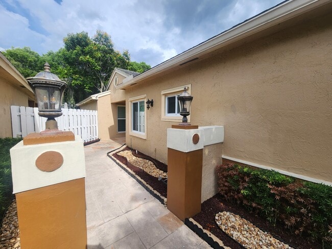 Building Photo - 250 E Riverbend Dr