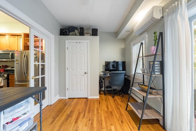 Building Photo - 251.5 York St