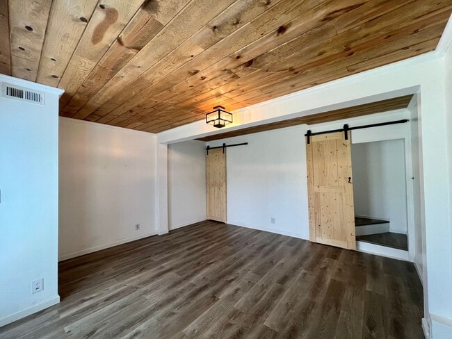 Building Photo - ADORABLE CONTEMPORARY 2 BEDROOM IN THE HEART OF WEST HILLS!!!