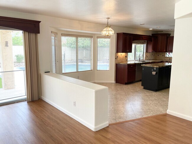 Building Photo - Stunning 4 Bedroom/2.5 Bath Home In Phoeni...