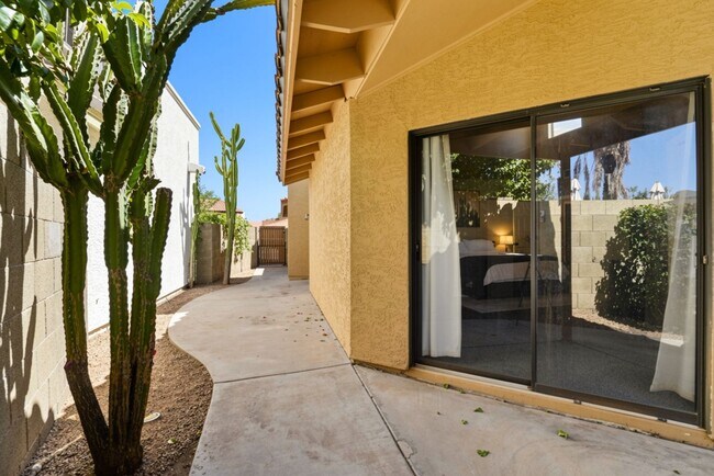 Building Photo - Move-in-ready home available furnished or unfurnished to suit your lifestyle!!
