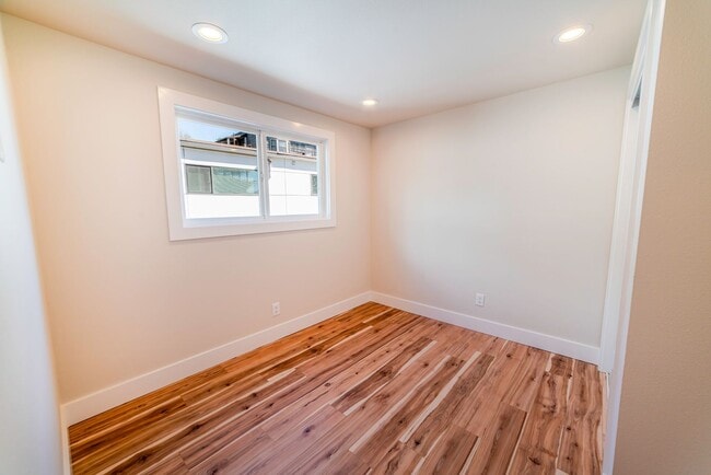 Building Photo - 329 Lakeside Ave S