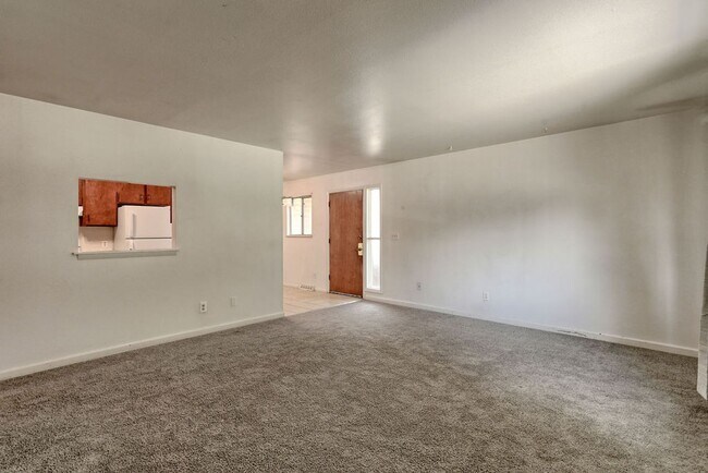 Building Photo - Students Welcome! Great Location!