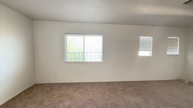 Building Photo - Very Nice 4 bedroom 2 1/2 Bath Home For Re...