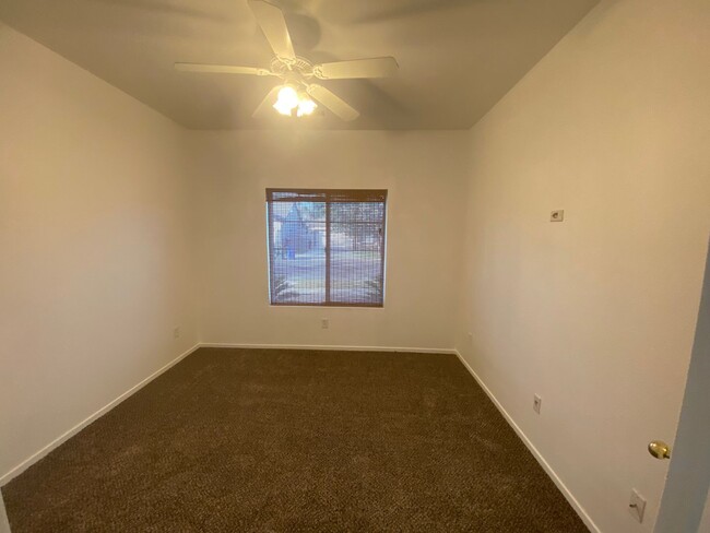 Building Photo - Great location on this split floorplan 3 b...