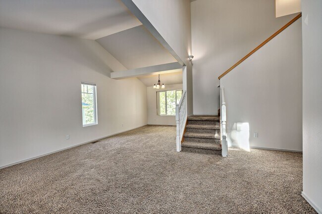 Building Photo - Highly Desirable Home in Ridgetop Communit...