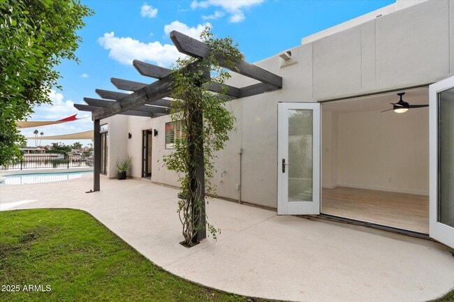 Building Photo - 7613 E Vía Del Reposo