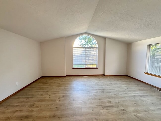 Building Photo - 4 Bedroom, 2 Bath House on Quiet Cul-de-sac
