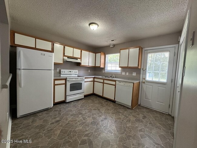 Building Photo - 204 Live Oak Ct