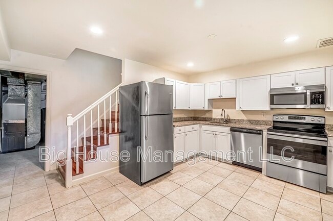 Building Photo - 1302 Hillsway Ct