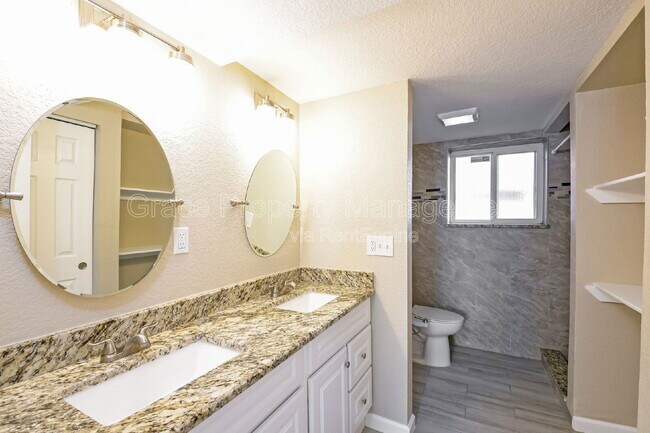 Building Photo - 1557 S Salida Way