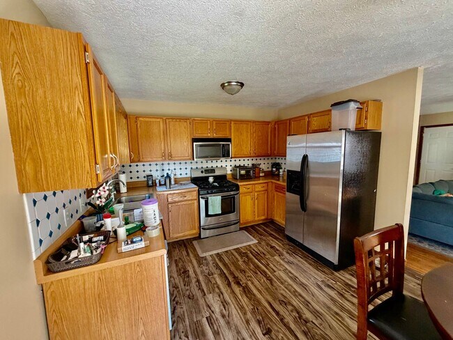 Building Photo - Spacious 3 Bedroom 2 Bathroom Home - Large Backyard!