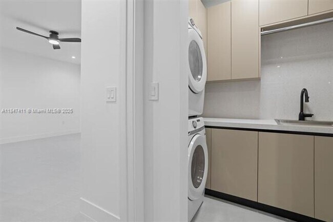 Building Photo - 917 SW 78th Pl
