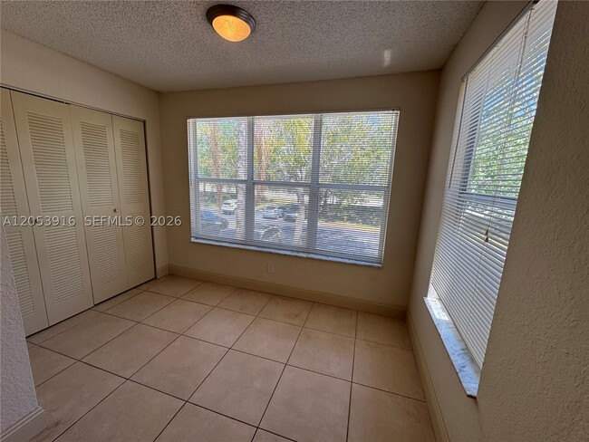 Building Photo - 417 Vista Isles Dr