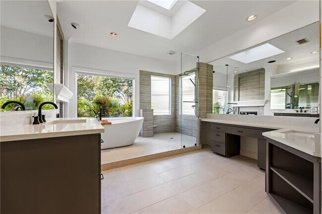 Building Photo - 16018 Fontaine Ave