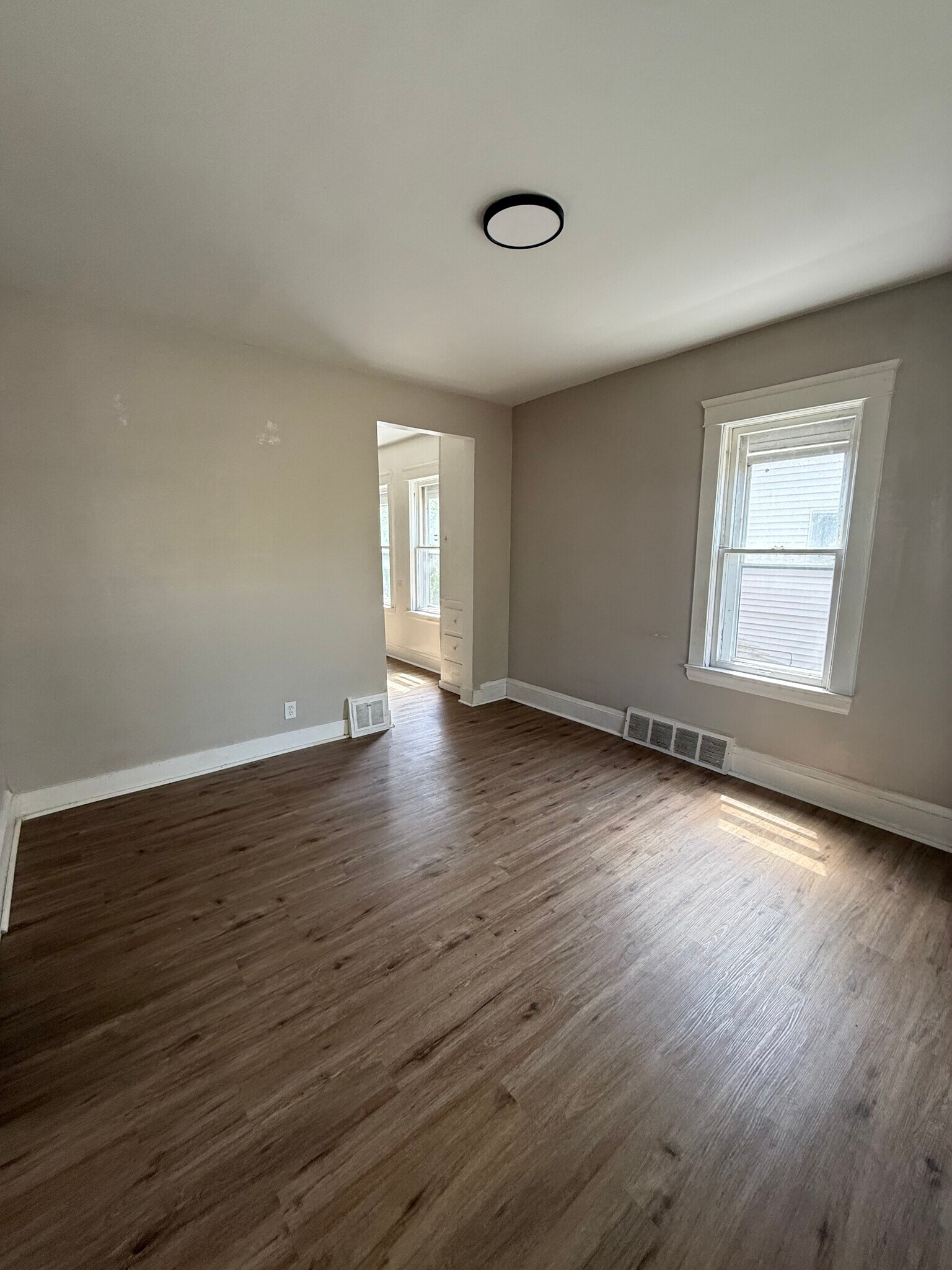 Building Photo - 713 E 156th St