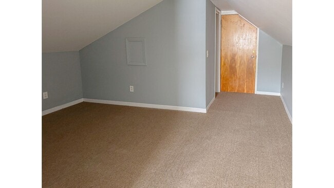 Building Photo - 3bed/3bath Renovated Townhome with Garage (Heat Included)