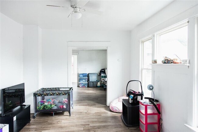 Building Photo - 839 E 26th St