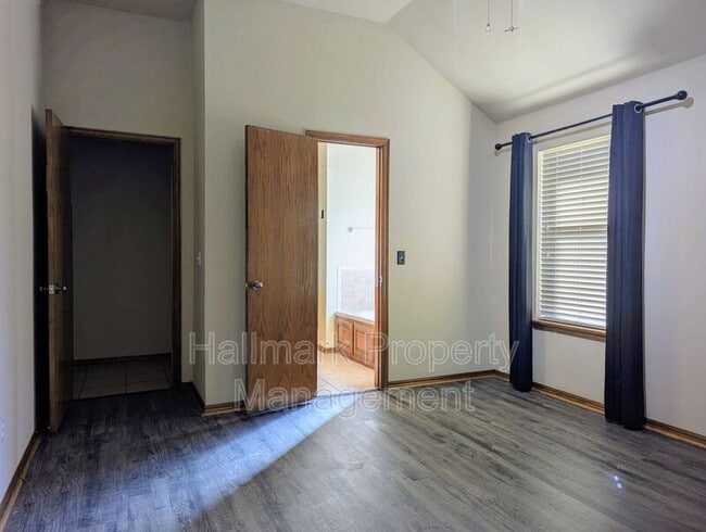 Building Photo - 2705 SE 92nd Cir