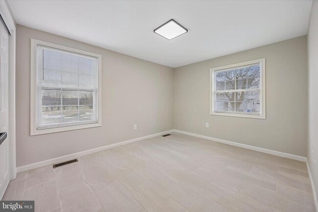 Building Photo - 431 Logan Ave