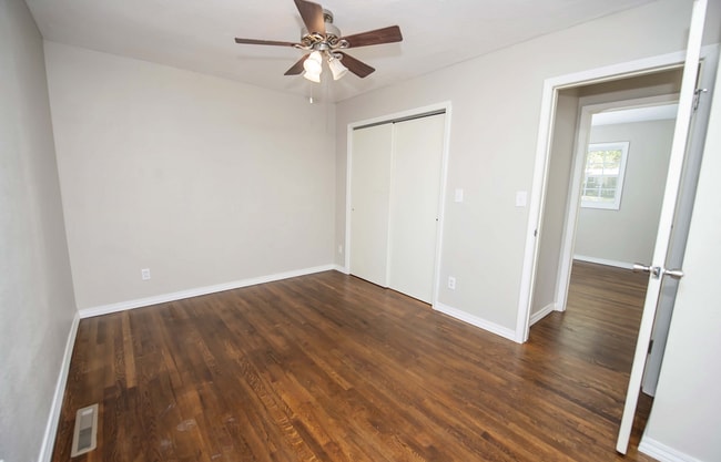 Building Photo - Privacy Fenced, 3 bed 3 bath in South Springfield (Ask about our special)