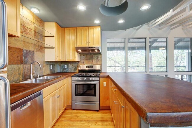Building Photo - 1308a W N Loop Blvd