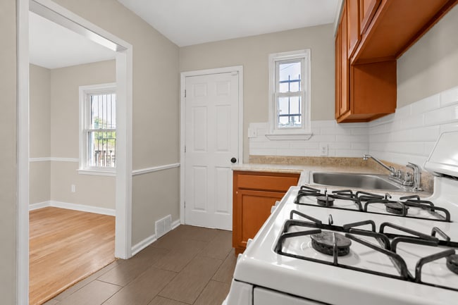 Building Photo - Beautiful updated townhome