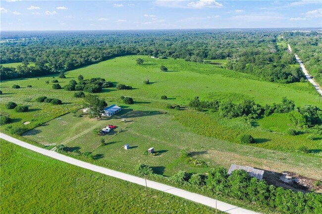 Building Photo - 7 acres with 5 bed, 3 bath less than 25 minutes from town!