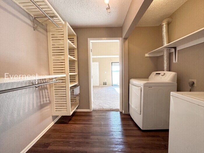 Building Photo - 12043 W Cross Dr