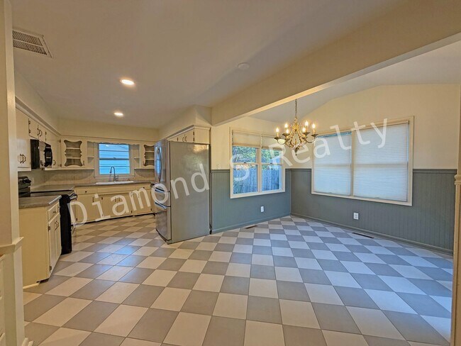 Building Photo - Southeast Springfield 3 Bedroom Home Available!