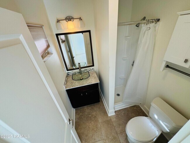 Building Photo - 113 Bayou St