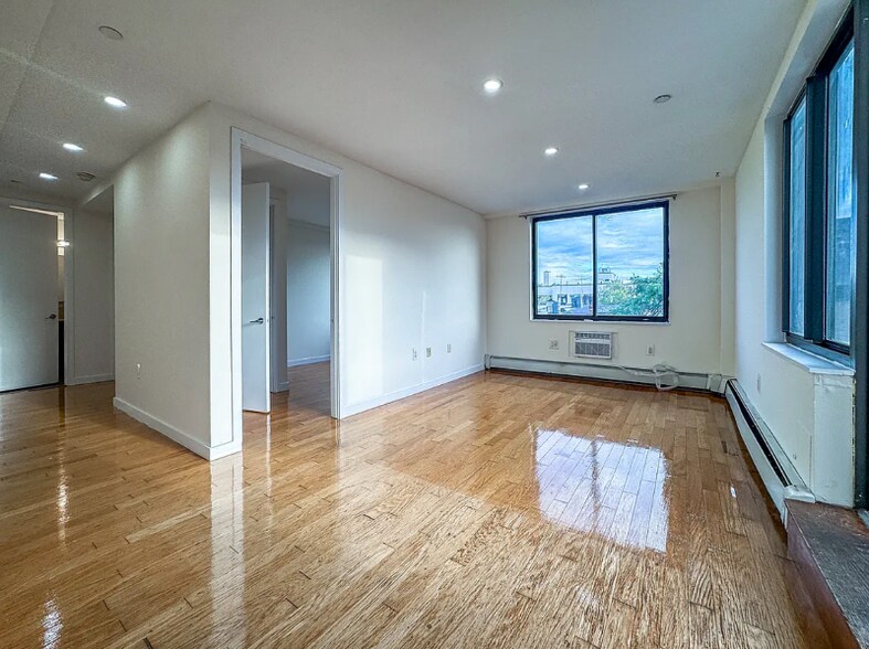 Building Photo - 924 Metropolitan Ave