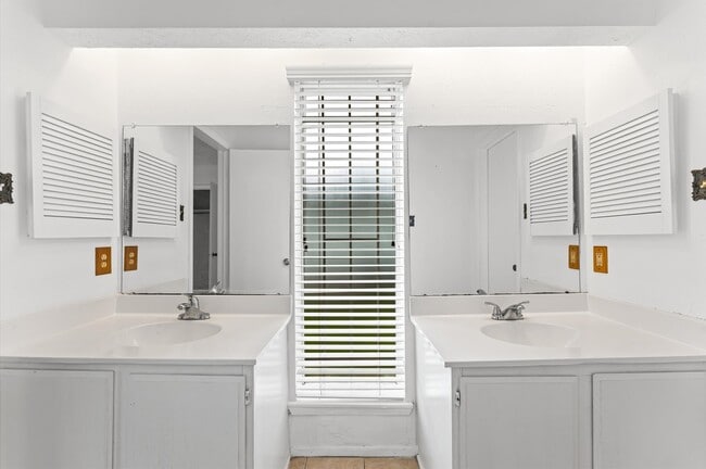 Building Photo - 1502 Ashmore Dr