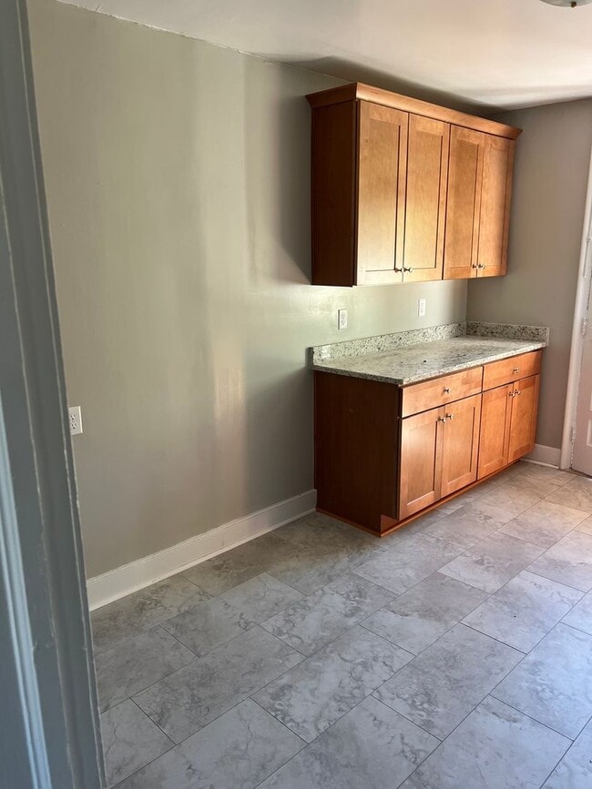 Building Photo - Huge 1 Bedroom Apartment, in the Near west End with an extra den space!