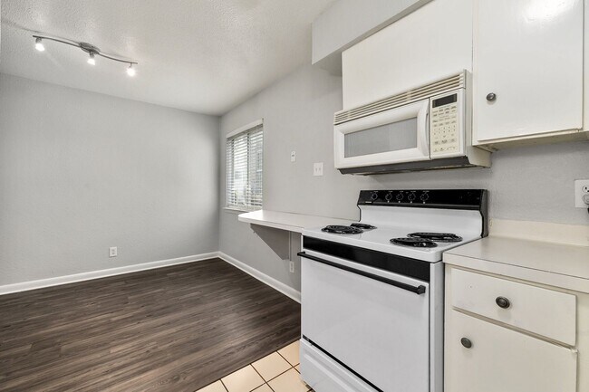 Building Photo - Great for Roommates!