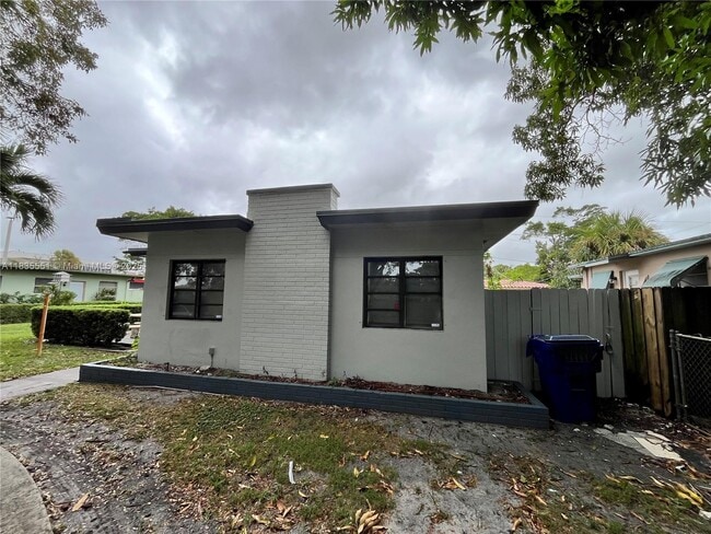 Building Photo - $3,000MONTHLY;1608 S 19TH AVE #HOUSE HOLLY...