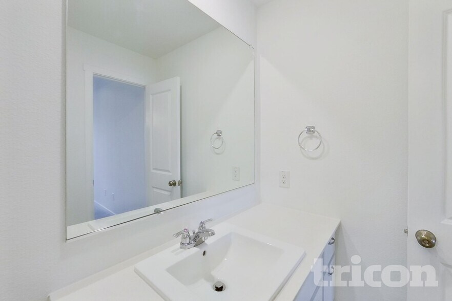 Building Photo - 807 Ginkgo Wy