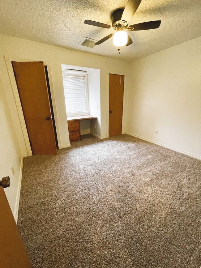 Building Photo - Perfect Pool House!!