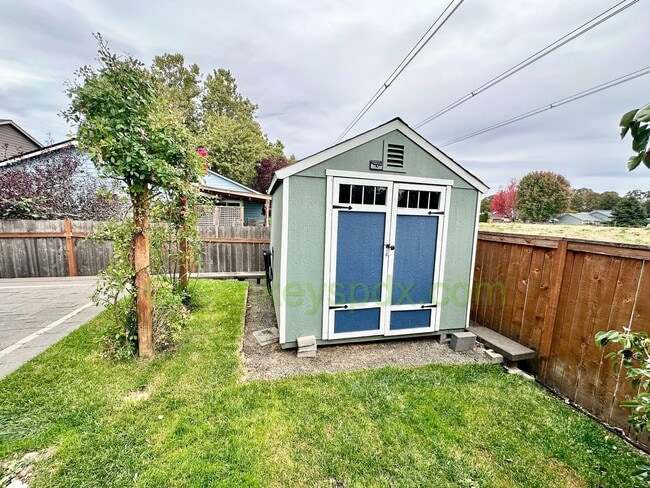 Building Photo - Gorgeous 3-Bedroom 2.5-Bathroom House with...