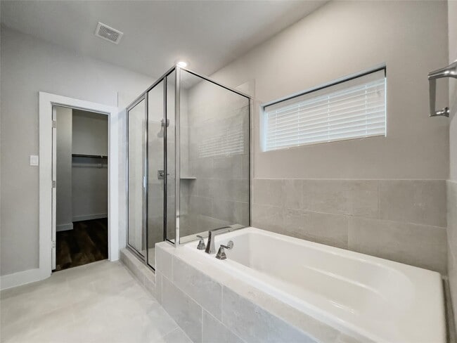 Building Photo - 1270 N Post Oak Rd