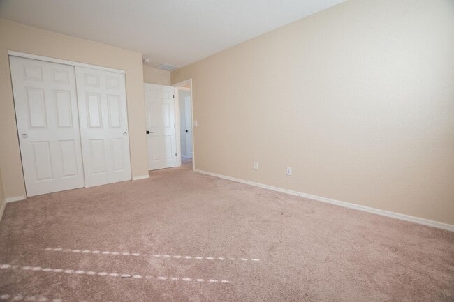 Building Photo - Stunning 2-Story Home in the Holiday Community!