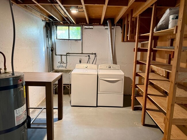 Building Photo - Kenilworth Mid-Century Plex, lives like a home