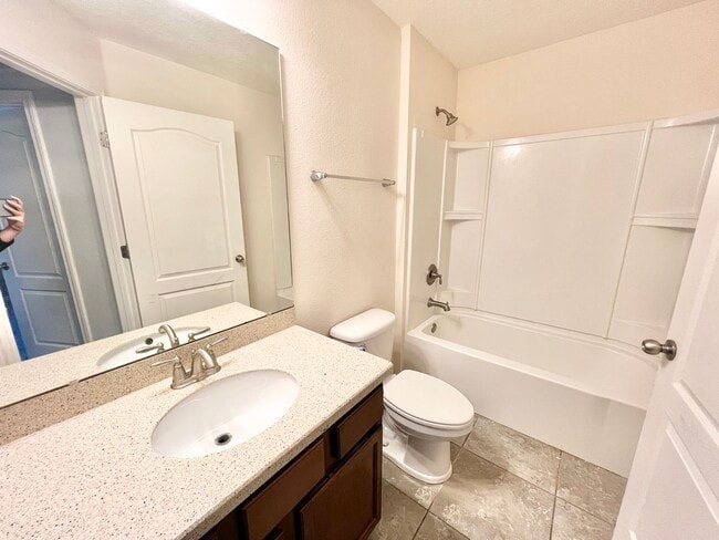 Building Photo - Spacious 4 bedrooms