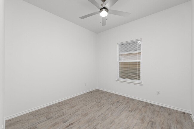 Building Photo - 2718 Maria Dr