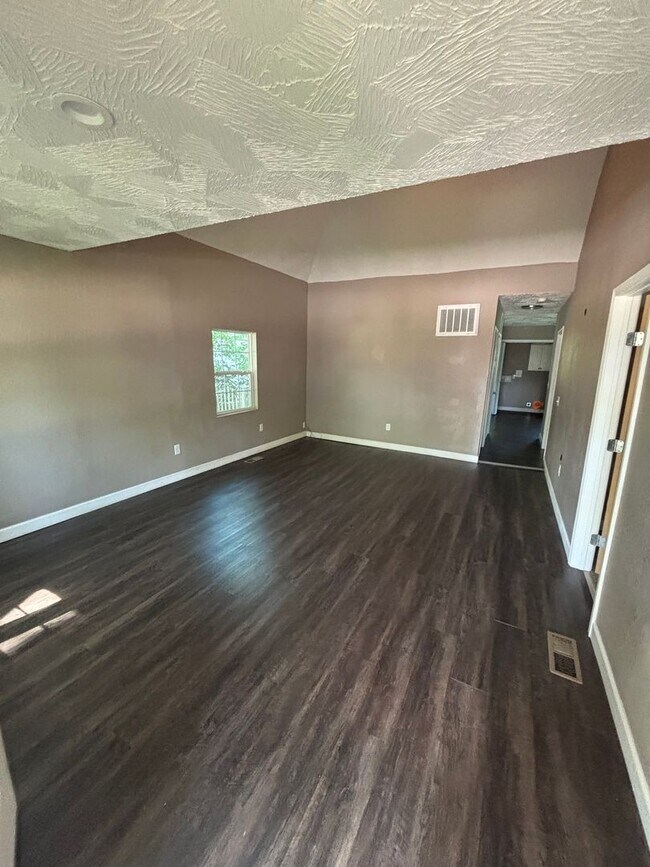 Building Photo - 2027 N Weller Ave