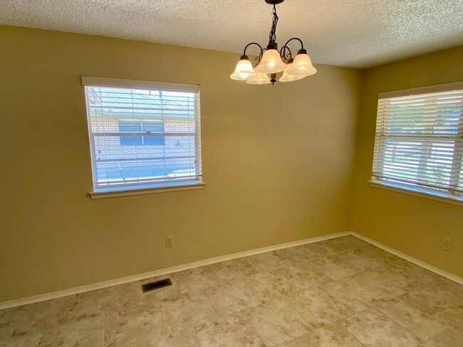 Building Photo - Quiet 2 Bed, 1 Bath in Edmond