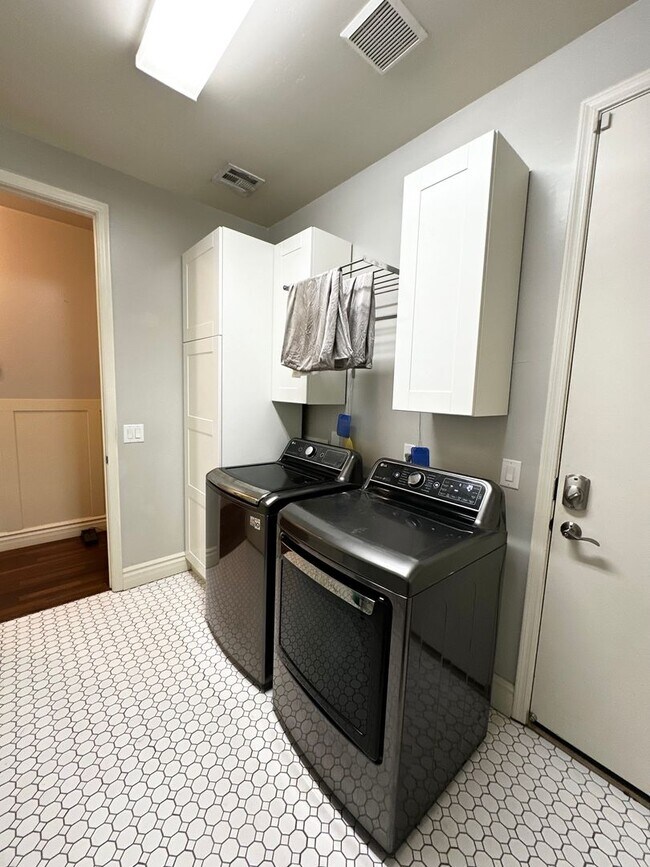 Building Photo - HIGHLY DESIRABLE AND SPACIOUS HOME FULLY EQUIPPED WITH SOLAR PANELS + LANDSCAPING INCLUDED