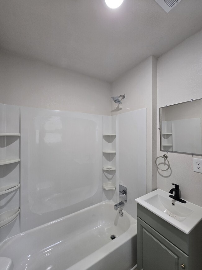 Building Photo - 1031 New York St