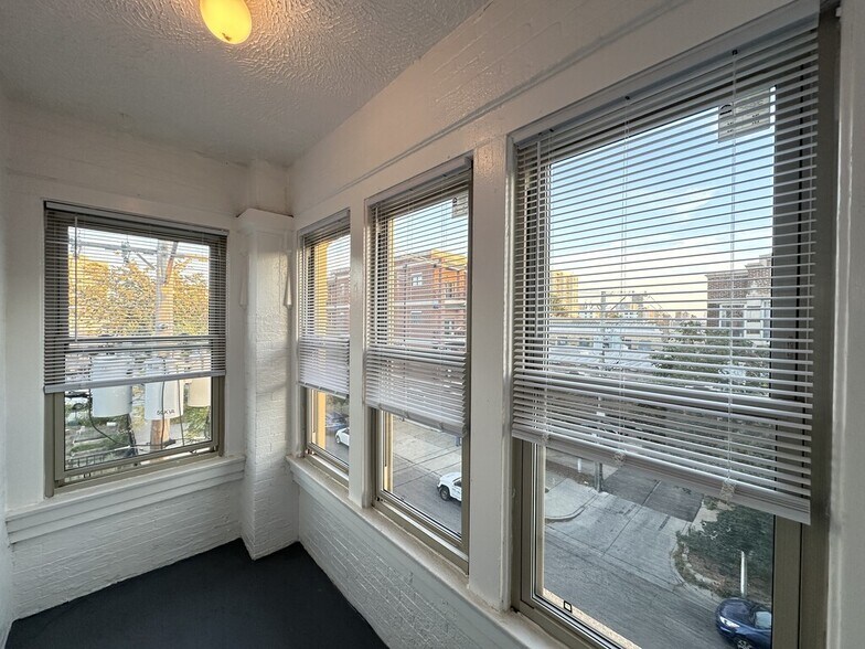 Building Photo - 1214 W Rosemont Ave